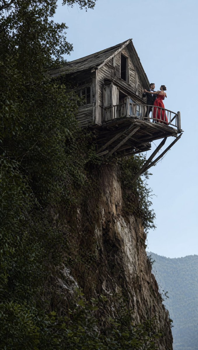 悬崖屋上的舞者夫妇 / Dancing Couple on Cliffside House，人像与摄影，人像、电影感、竖版，案例输出图 1
