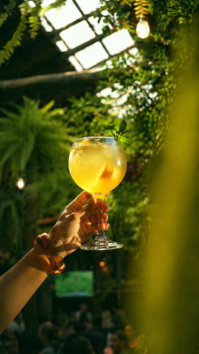 温室酒吧里的金色鸡尾酒 / Golden Cocktail in Greenhouse Bar，人像与摄影，人像、电影感、竖版，案例输出图 1