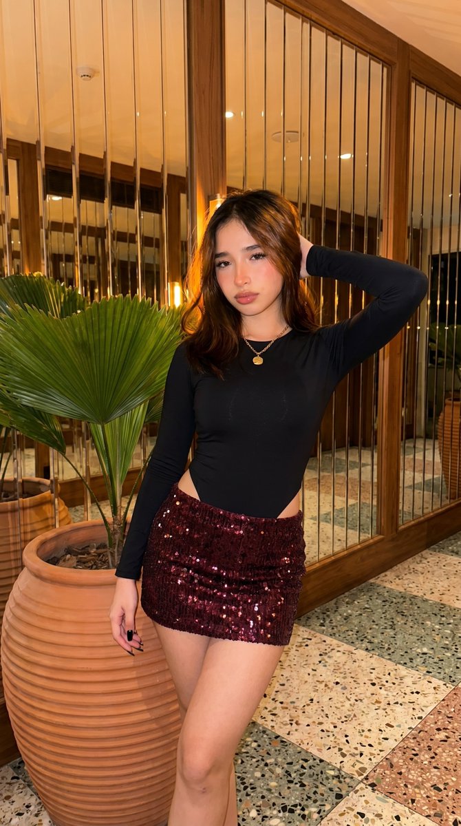 高保真时尚摄影提示词 / High-Fidelity Fashion Photography Prompt，人像与摄影，35mm、人像、时尚，案例输出图 1