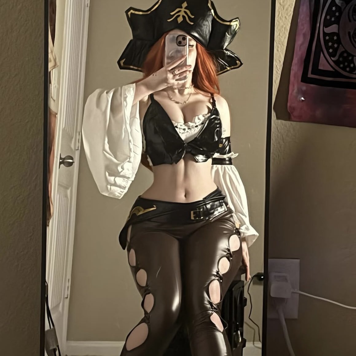 厄运小姐写实自拍提示词 / Miss Fortune Realistic Selfie Prompt，角色设计，人像、角色、角色设计，案例输出图 2
