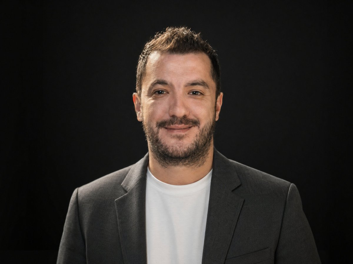 专业深色背景 LinkedIn 职业肖像 / Professional Dark-Background LinkedIn Portrait，人像与摄影，人像、极简、人像与摄影，案例输出图 1