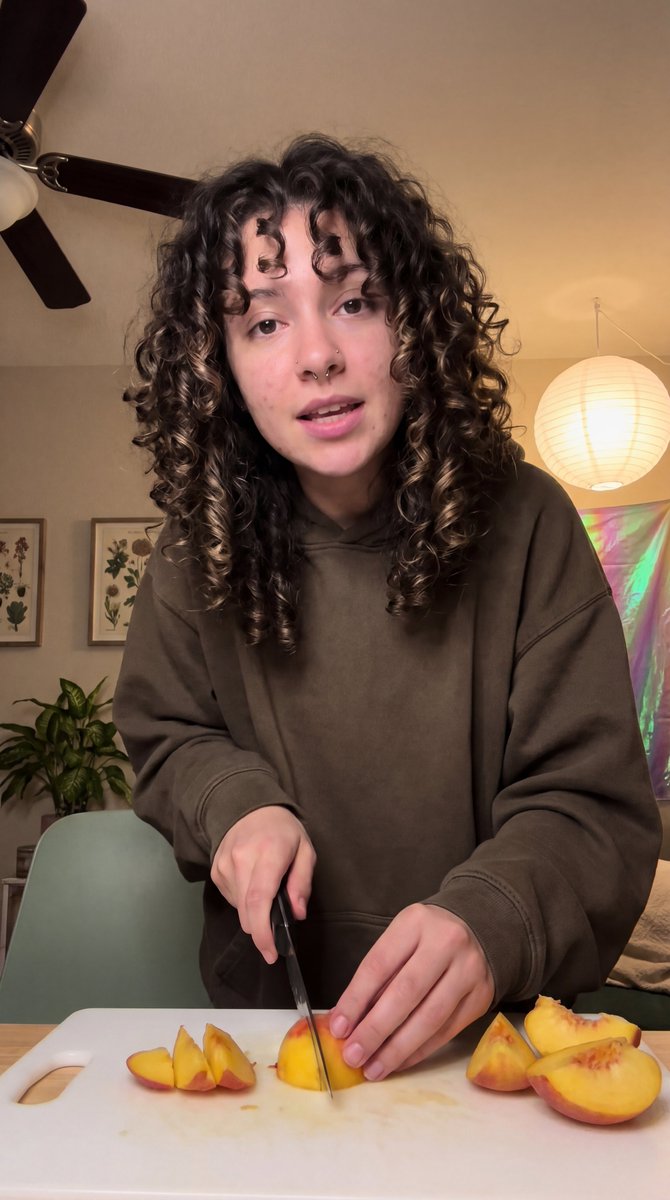 温馨居家切桃人像 / Cozy Indoor Peach Slicing Portrait，人像与摄影，人像、竖版、人像与摄影，案例输出图 2