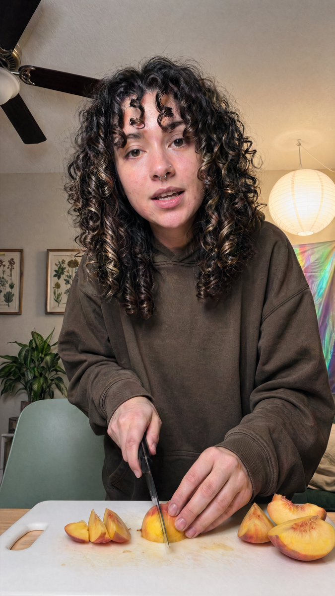 温馨居家切桃人像 / Cozy Indoor Peach Slicing Portrait，人像与摄影，人像、竖版、人像与摄影，案例输出图 1