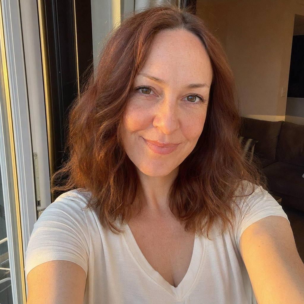 Realistic Golden-Hour Indoor Selfie，人像与摄影，人像、极简、竖版，案例输出图 1