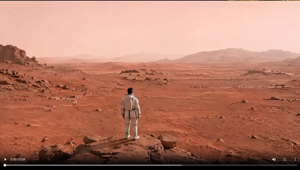 Astronaut on a Red Desert World，人像与摄影，35mm、人像、电影感，案例输出图 1