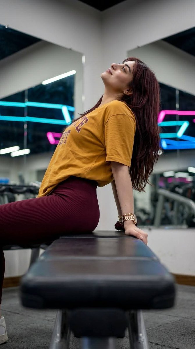 健身房镜面自拍人像 / Gym Mirror Selfie Portrait，人像与摄影，35mm、人像、电影感，案例输出图 4