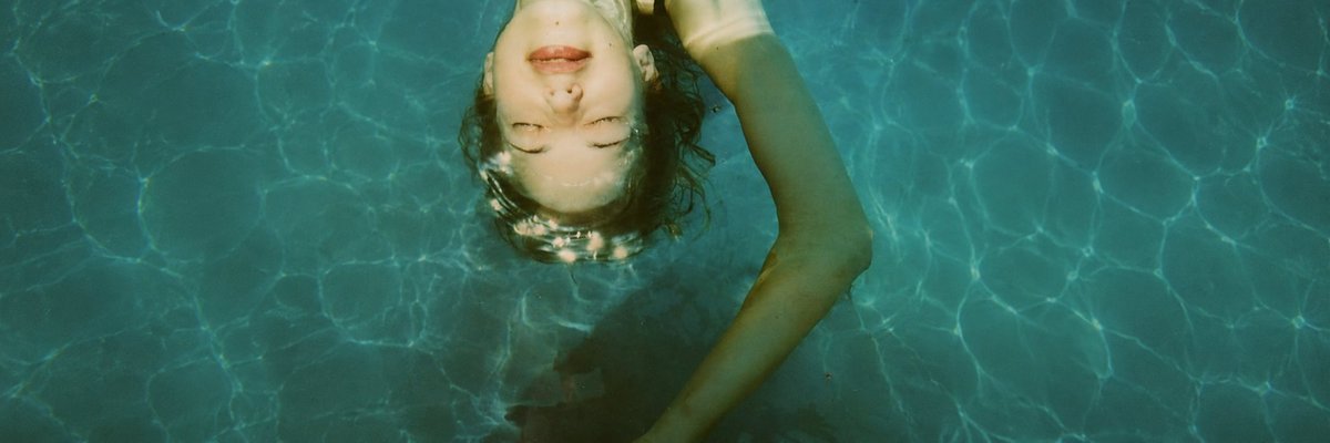 青色泳池中匿名游泳者 / Anonymized Swimmer in Teal Pool，人像与摄影，35mm、人像、电影感，案例输出图 1