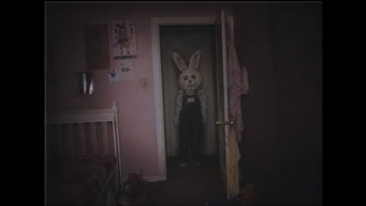 诡异 VHS 卧室门口人影 / Creepy VHS Bedroom Doorway Figure，角色设计，35mm、电影感、海报，案例输出图 1