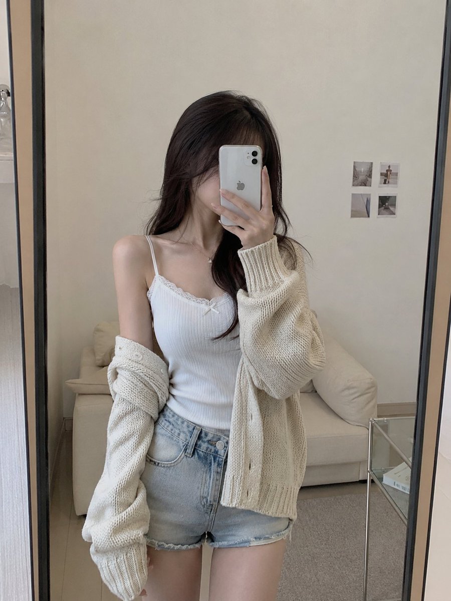 写实风格休闲镜面自拍 / Realistic Casual Mirror Selfie，人像与摄影，人像、时尚、极简，案例输出图 1