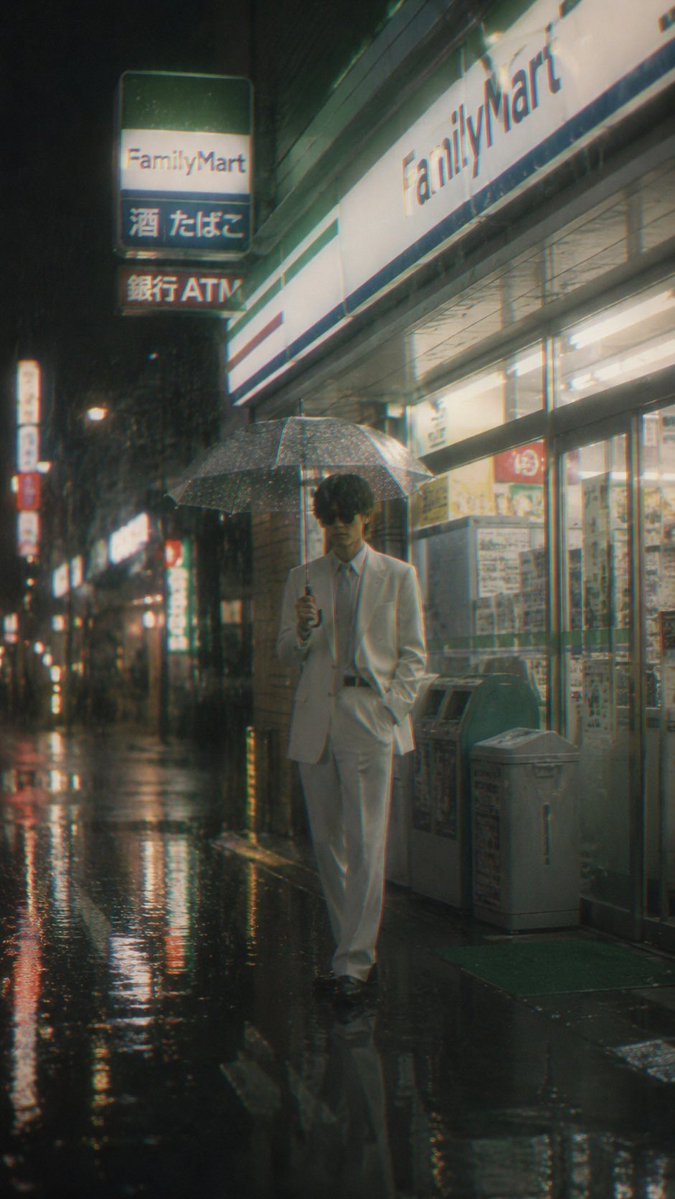 雨夜 FamilyMart 黑色电影风格肖像 / Rainy FamilyMart Noir Portrait，人像与摄影，35mm、霓虹、人像，案例输出图 1