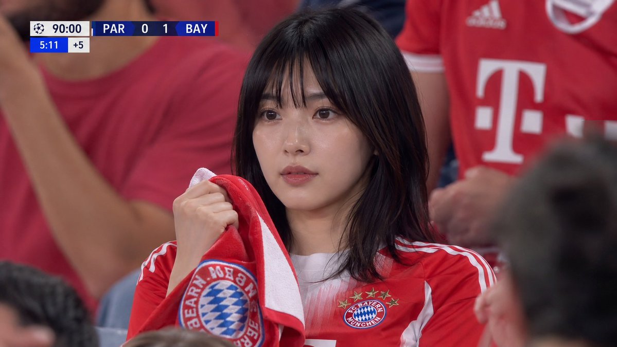 写实风格足球场球迷肖像 / Realistic Soccer Stadium Supporter Portrait,模型对比与社区,人像、海报、截图,案例输出图 1