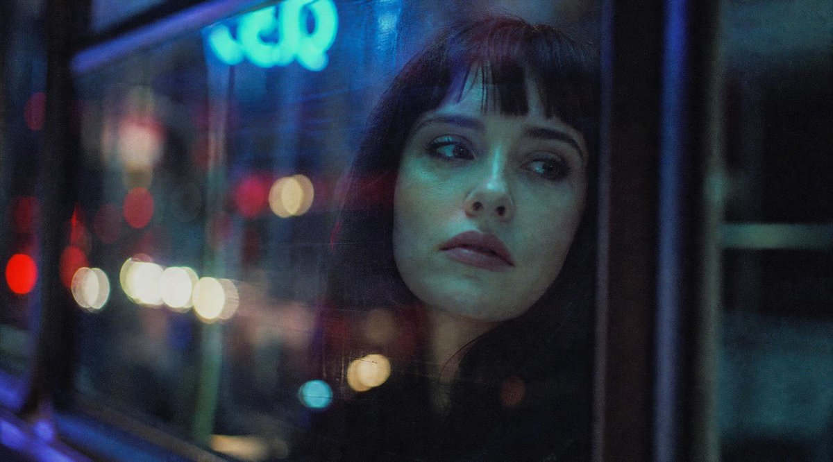 匿名夜间巴士肖像 / Anonymous Night Bus Portrait，角色设计，35mm、霓虹、人像，案例输出图 1