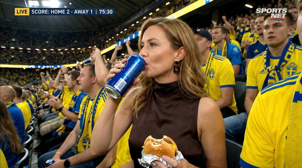 体育场观众转播肖像 / Stadium Crowd Sports Broadcast Portrait，人像与摄影，人像、电影感、海报，案例输出图 2