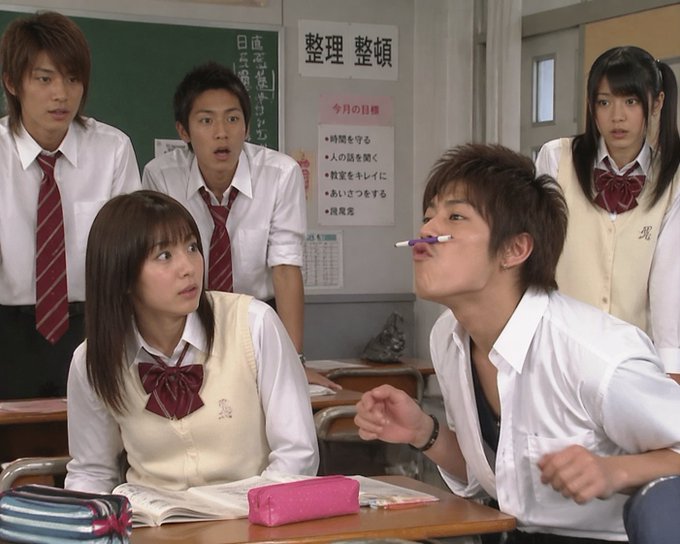 千禧年日系校园喜剧场景 / 2000s Japanese School Comedy，海报与插画，海报、插画、海报与插画，案例输出图 1