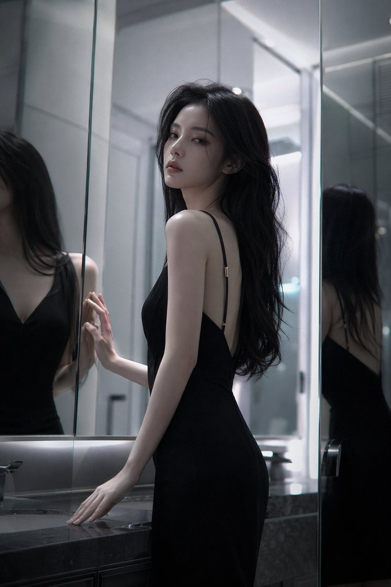 冷艳高级感镜中倒影美女 / Cold Glamorous Mirror Girl，角色设计，35mm、电影感、时尚，案例输出图 1