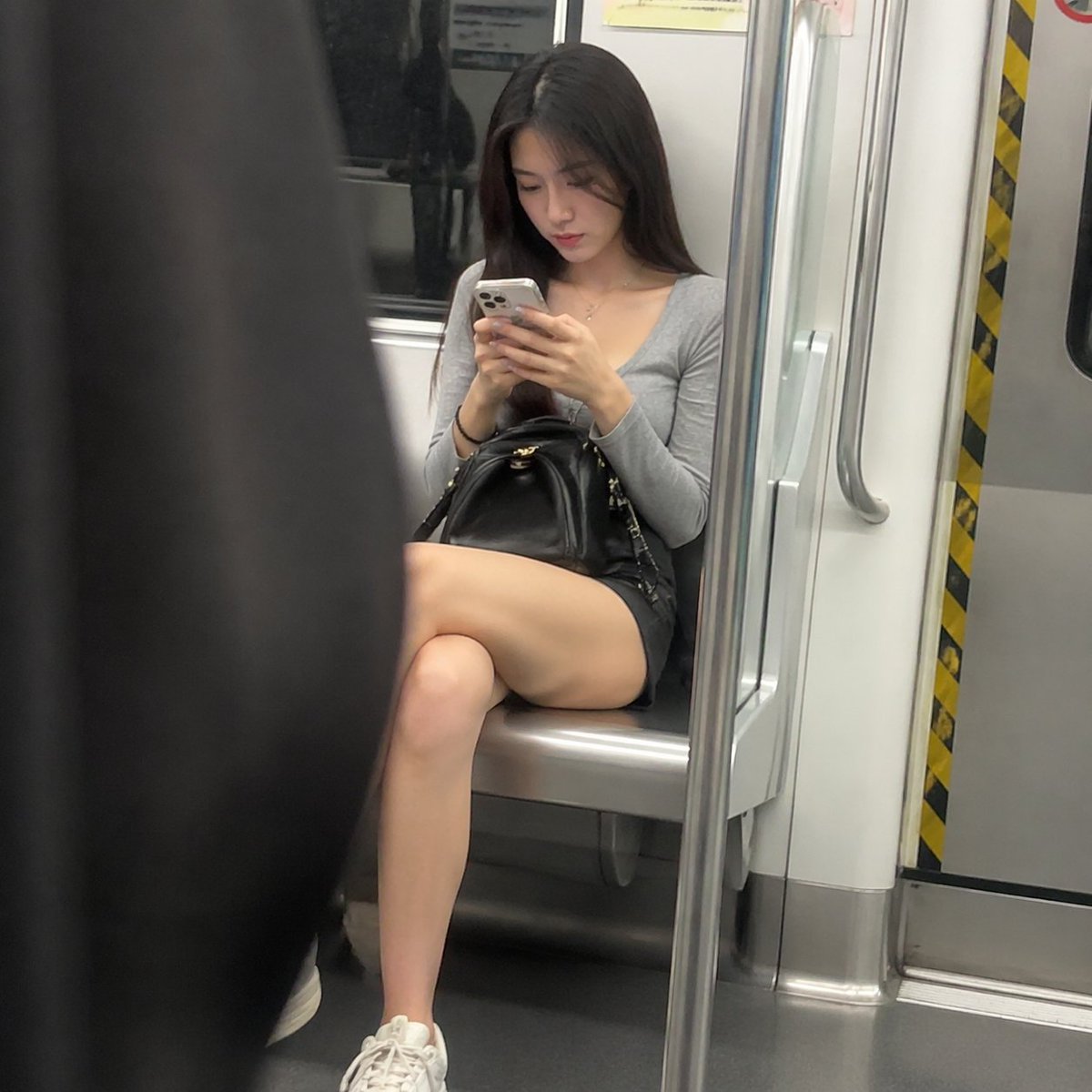 地铁车厢里看手机的美丽女人 / Subway Phone Beauty，人像与摄影，人像、人像与摄影，案例输出图 1