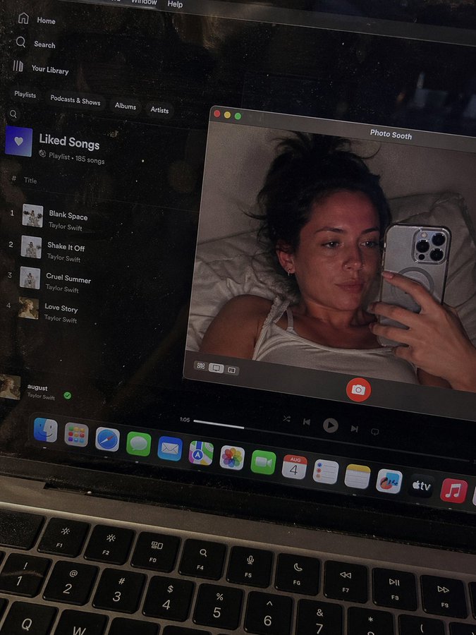 深夜笔记本屏幕里的慵懒自拍 / Late Night Laptop Selfie，UI 与社交媒体截图，人像、UI、截图，案例输出图 1