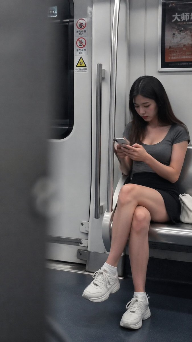 地铁车厢抓拍低头看手机女孩 / Subway Candid Girl On Phone，角色设计，35mm、角色、竖版，案例输出图 1