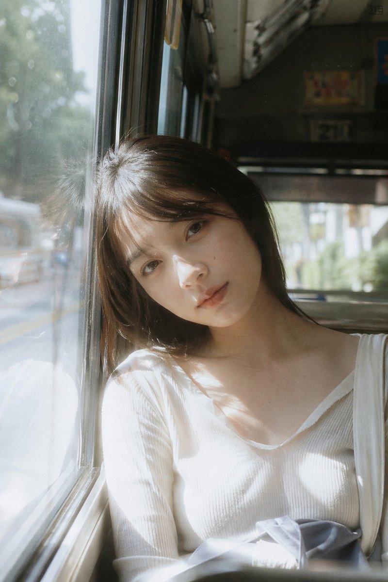 巴士窗边的日系负片少女 / Bus Window Japanese Film，海报与插画，35mm、海报、插画，案例输出图 1