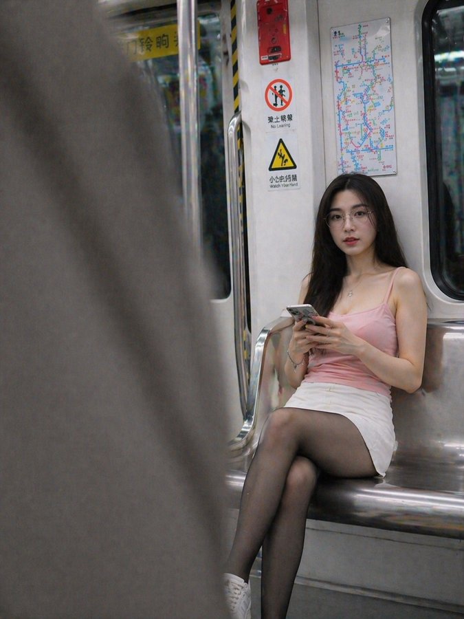 地铁偷拍知性眼镜大美女 / Subway Candid Intellectual Girl，角色设计，角色、竖版、角色设计，案例输出图 2