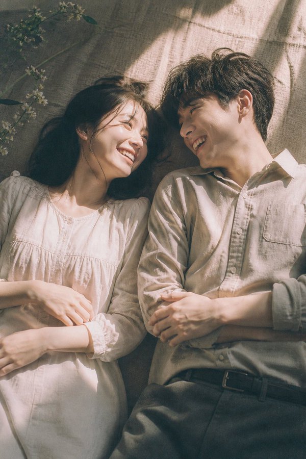年轻情侣温馨闲适时刻 / Young Couple Warm Leisurely Moment，人像与摄影，35mm、人像、电影感，案例输出图 1