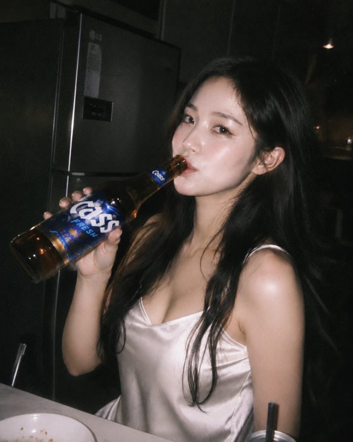 韩系夜厨美妇啤酒抓拍大片 / Korean Style Candid Shotof Beauty With Beer In Night Kitchen，人像与摄影，35mm、人像、电影感，案例输出图 1