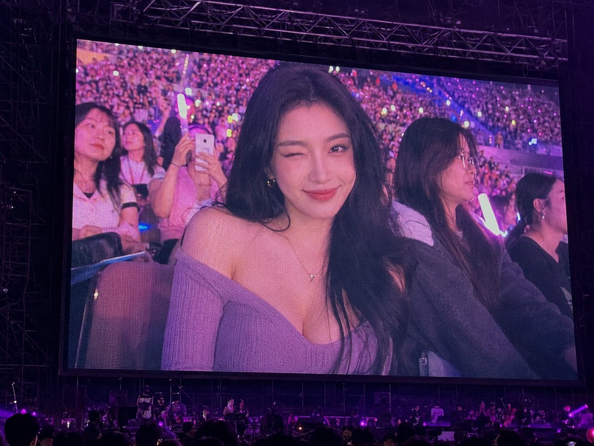 沉浸式演唱会大屏粉丝影像 / Immersive Image Of Fan On Concert Big Screen,人像与摄影,35mm、人像、电影感,案例输出图 1