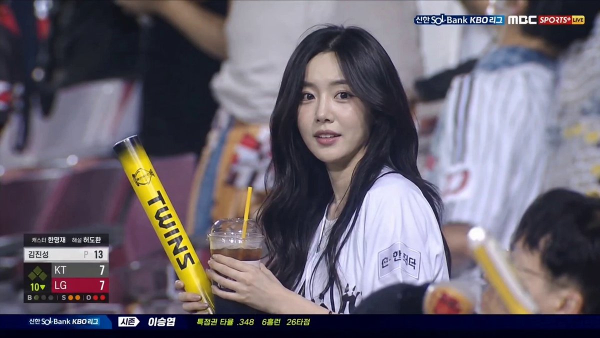 棒球看台韩国美女真实转播镜头 / Kbo Baseball Stadium Fan Realistic Broadcast,UI 与社交媒体截图,人像、UI、截图,案例输出图 1