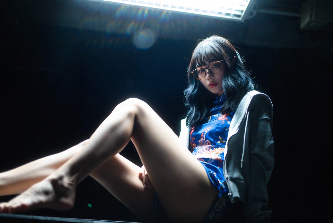 废弃手术室日韩系旗袍眼镜美女模特 / Japanese Korean Model Cheongsam Abandoned Operating Room，人像与摄影，人像、时尚、竖版，案例输出图 2