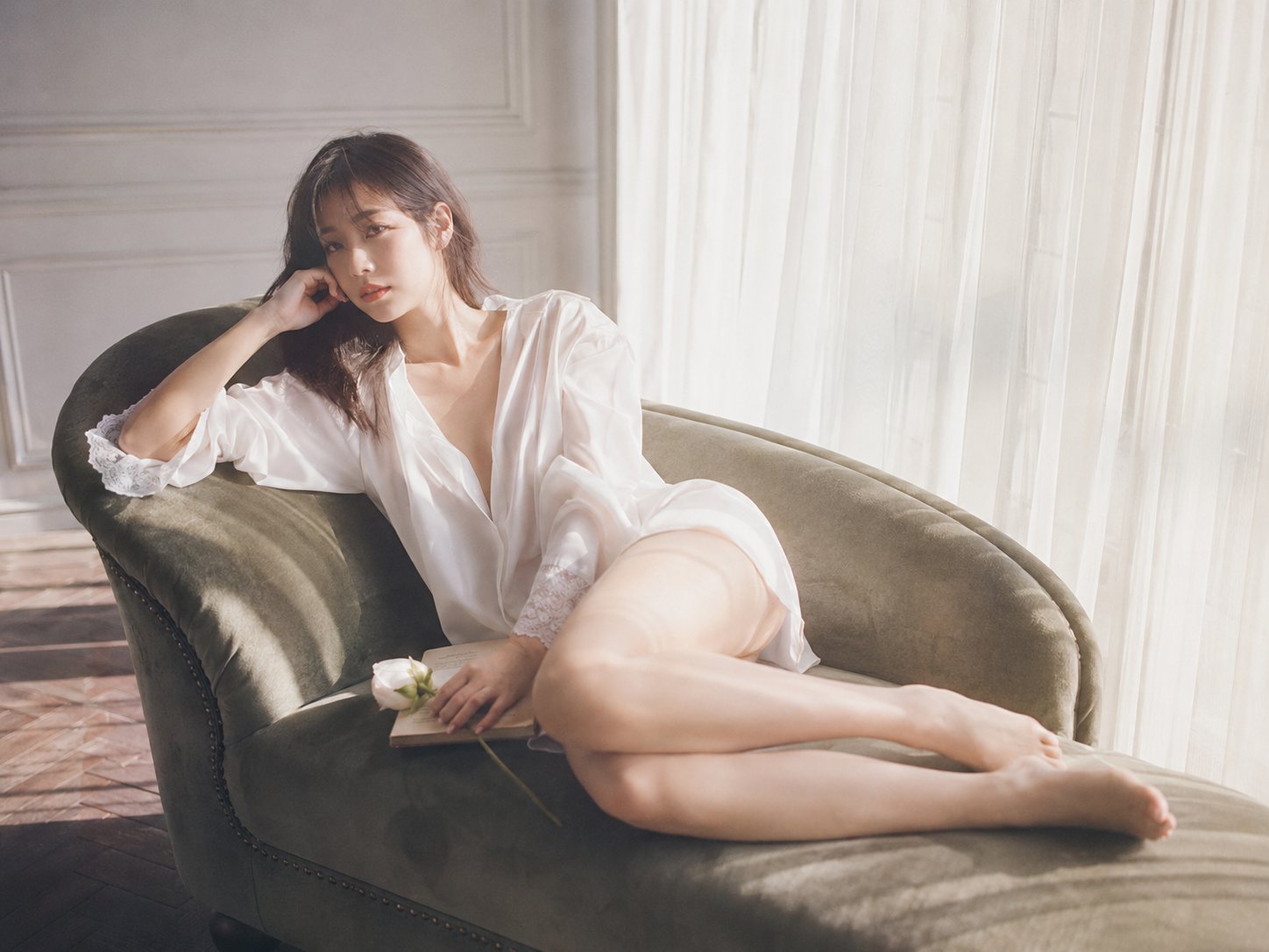 阳光窗边天鹅绒长椅东亚女性人像 / Soft Cinematic Editorial Portrait East Asian Woman，人像与摄影，35mm、人像、电影感，案例输出图 1