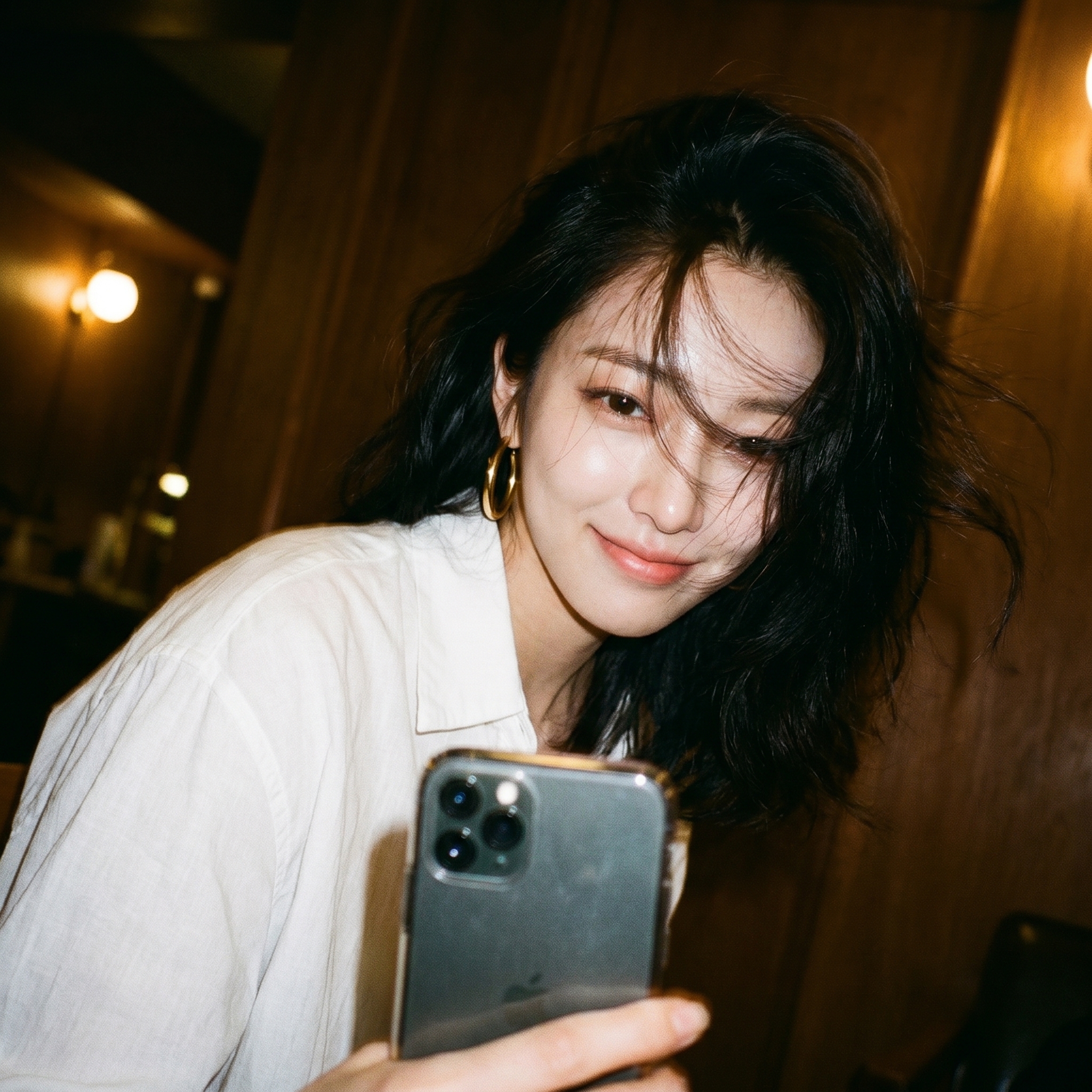 风吹发丝温暖低光胶片感自拍人像 / Wind Swept Low Light Film Selfie Portrait，角色设计，35mm、人像、角色，案例输出图 2
