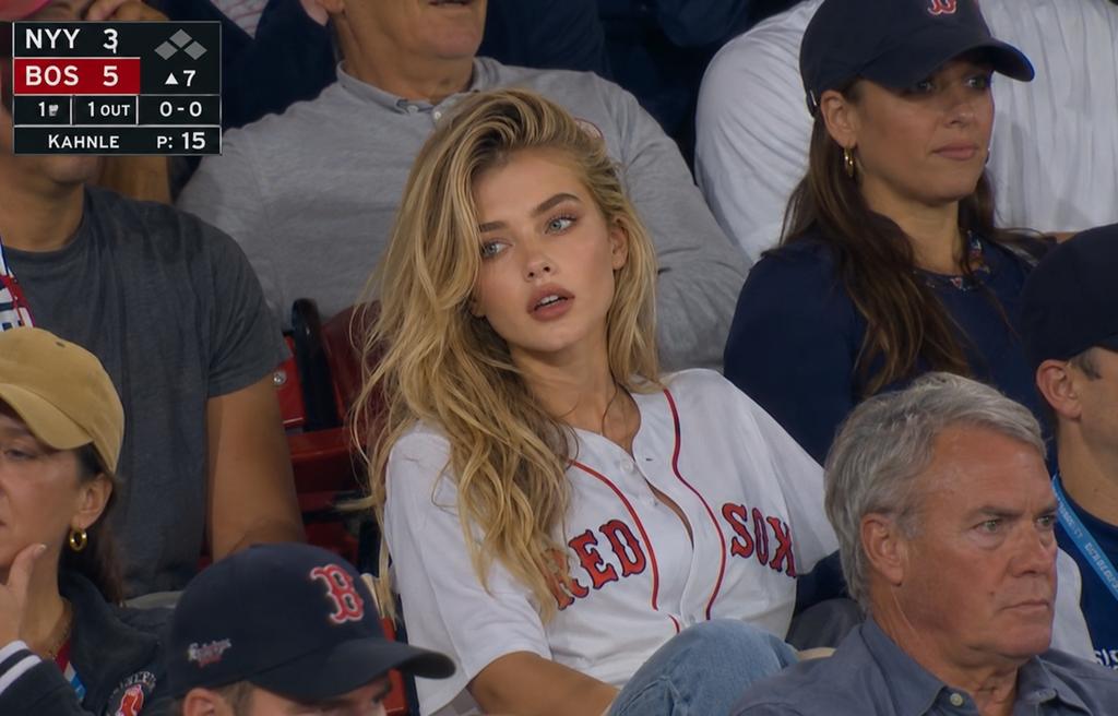 棒球直播看台观众席抓拍写实画面 / Mlb Broadcast Crowd Shot Realistic Woman，UI 与社交媒体截图，35mm、人像、UI，案例输出图 1