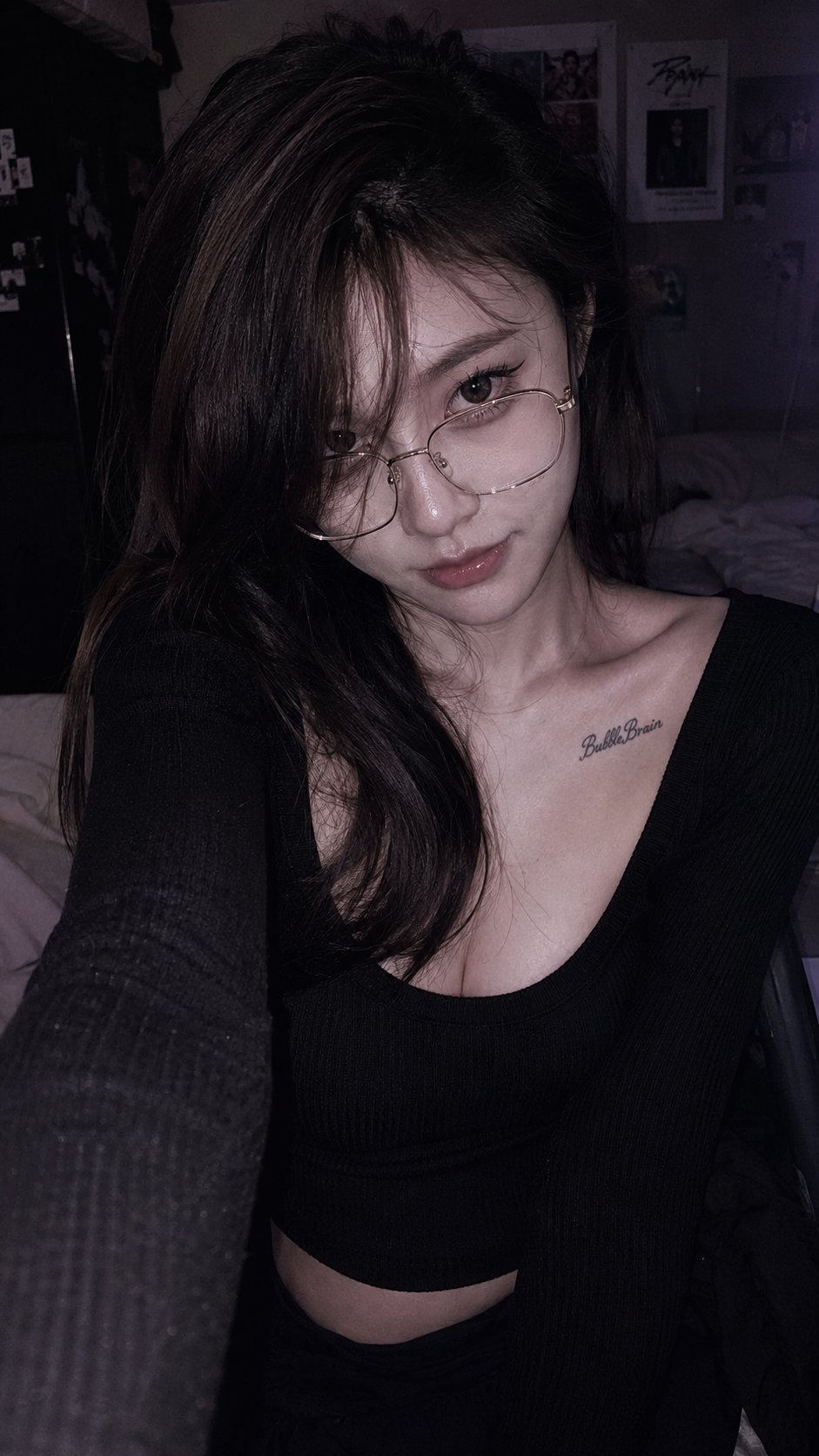 深夜卧室金丝眼镜华裔网红自拍人像 / Chinese Influencer Bedroom Selfie Gold Glasses Aesthetic,人像与摄影,35mm、人像、电影感,案例输出图 1