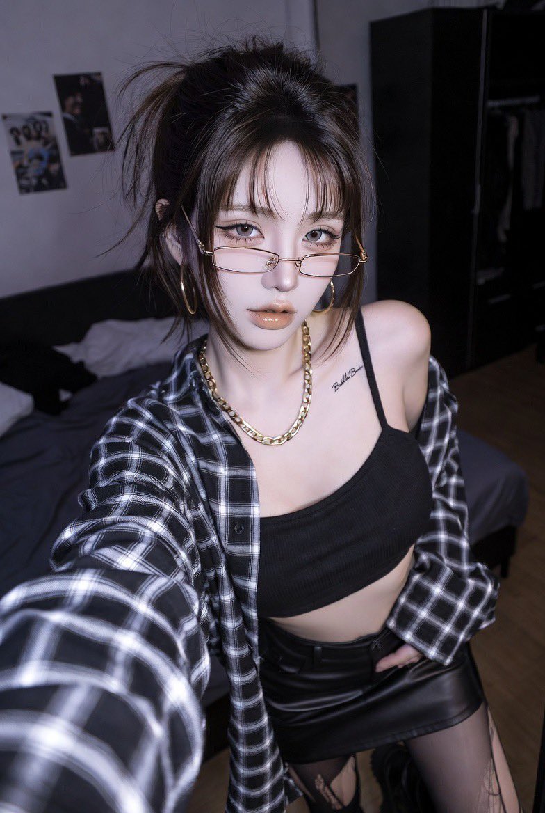 卧室侧拍辣妹风网红街头穿搭全身照 / Chinese Influencer Bedroom Mirror Selfie Streetwear，人像与摄影，35mm、人像、电影感，案例输出图 2