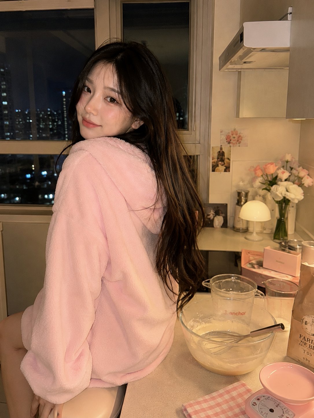 韩国深夜厨房甜美烘焙少女人像 / Cozy Korean Kitchen Baking Portrait，人像与摄影，人像、电影感、时尚，案例输出图 1