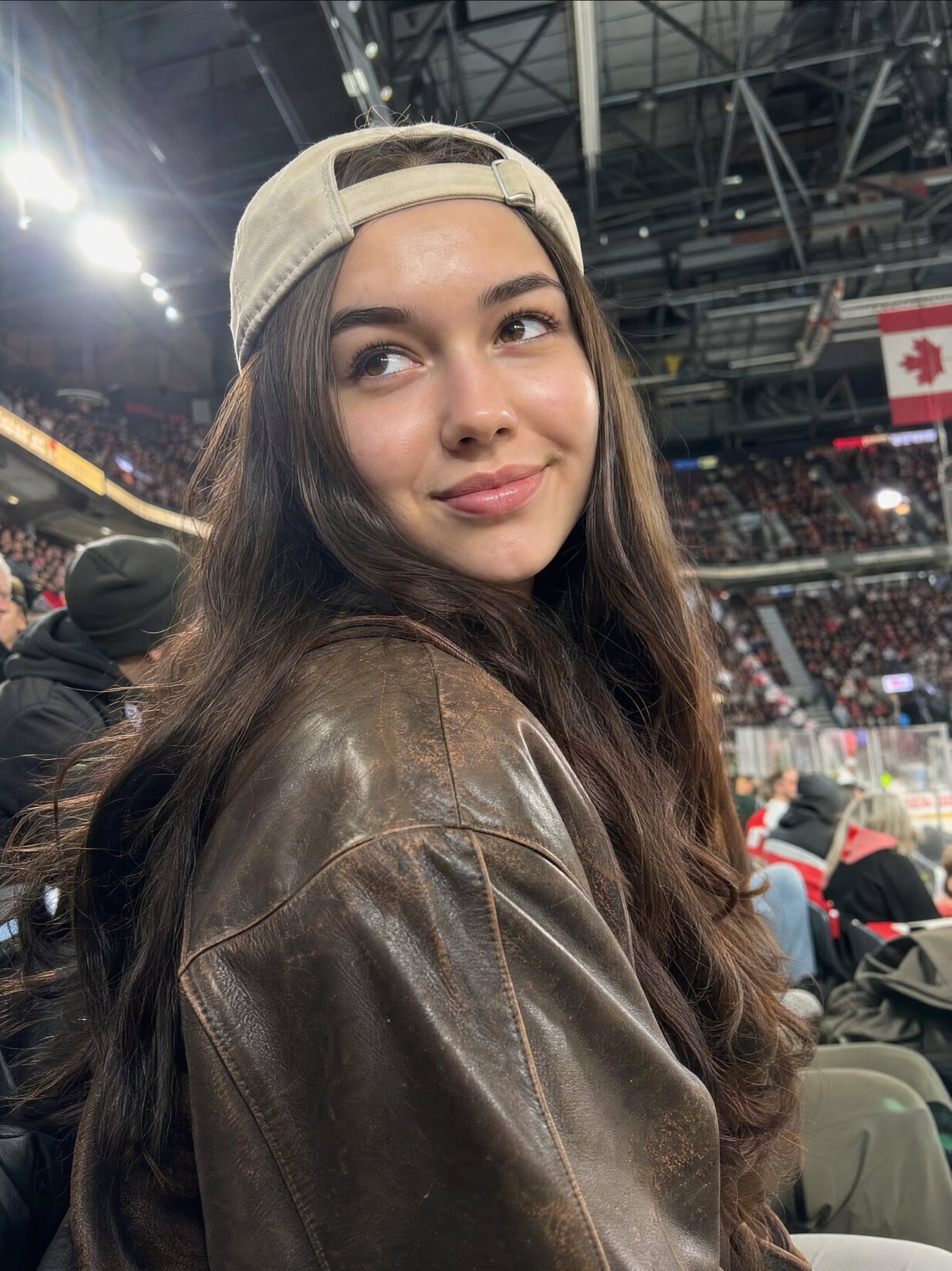 体育场皮夹克棒球帽写实少女 / Realistic Woman Sports Arena Leather Jacket Cap,角色设计,电影感、角色、二次元,案例输出图 1