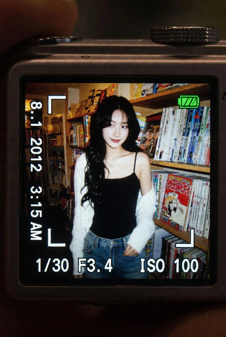 复古CCD数码相机屏幕人像特写 / Nostalgic Digicam Screen Portrait Close Up，UI 与社交媒体截图，人像、插画、UI，案例输出图 2