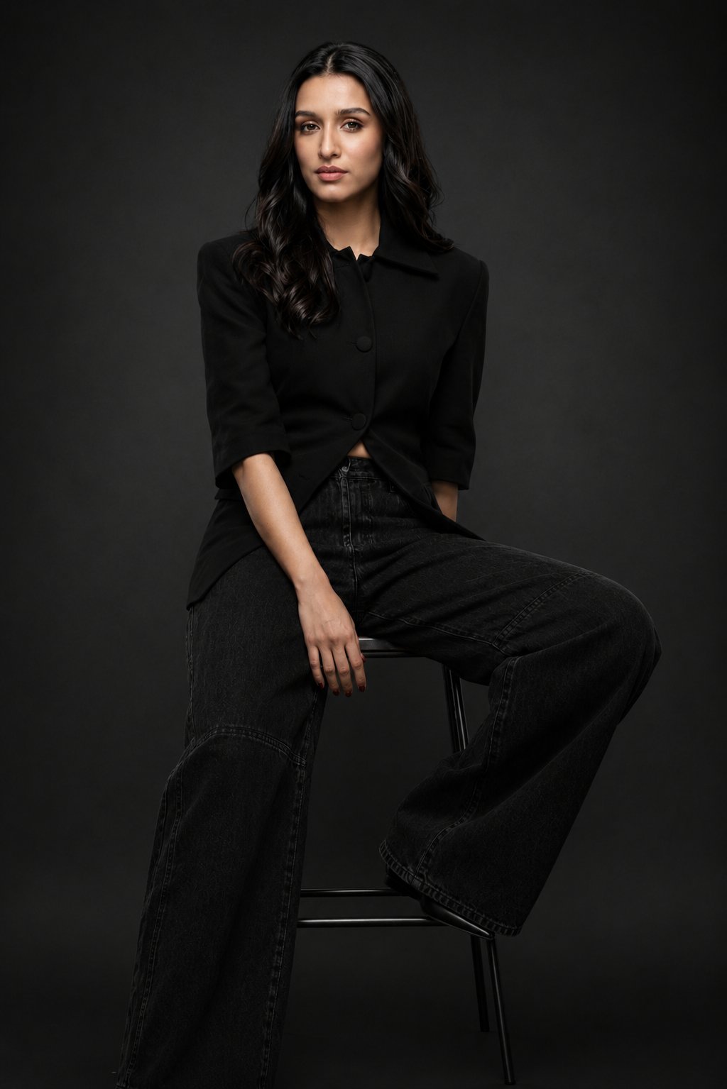 简约黑调高端时装人像摄影 / Luxury Black Fashion Editorial Portrait Prompt，人像与摄影，人像、电影感、时尚，案例输出图 2