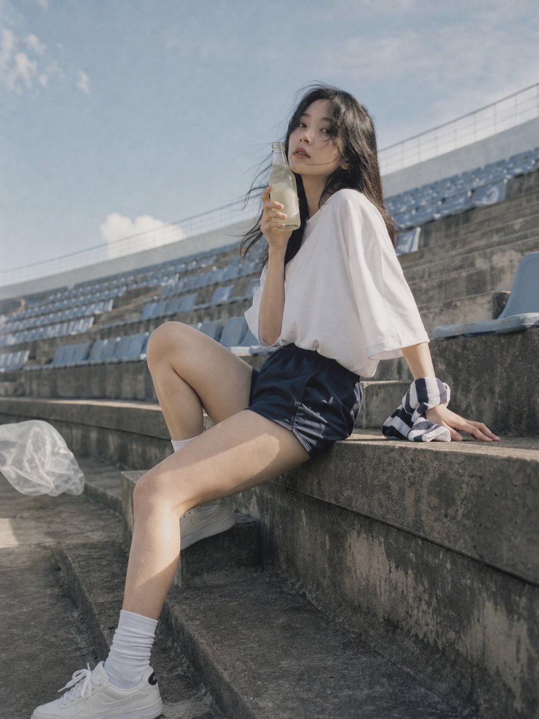 韩国女艺人体育场阶梯日系胶片感人像 / Korean Idol Stadium Stairs Japanese Film Aesthetic,人像与摄影,35mm、人像、时尚,案例输出图 1
