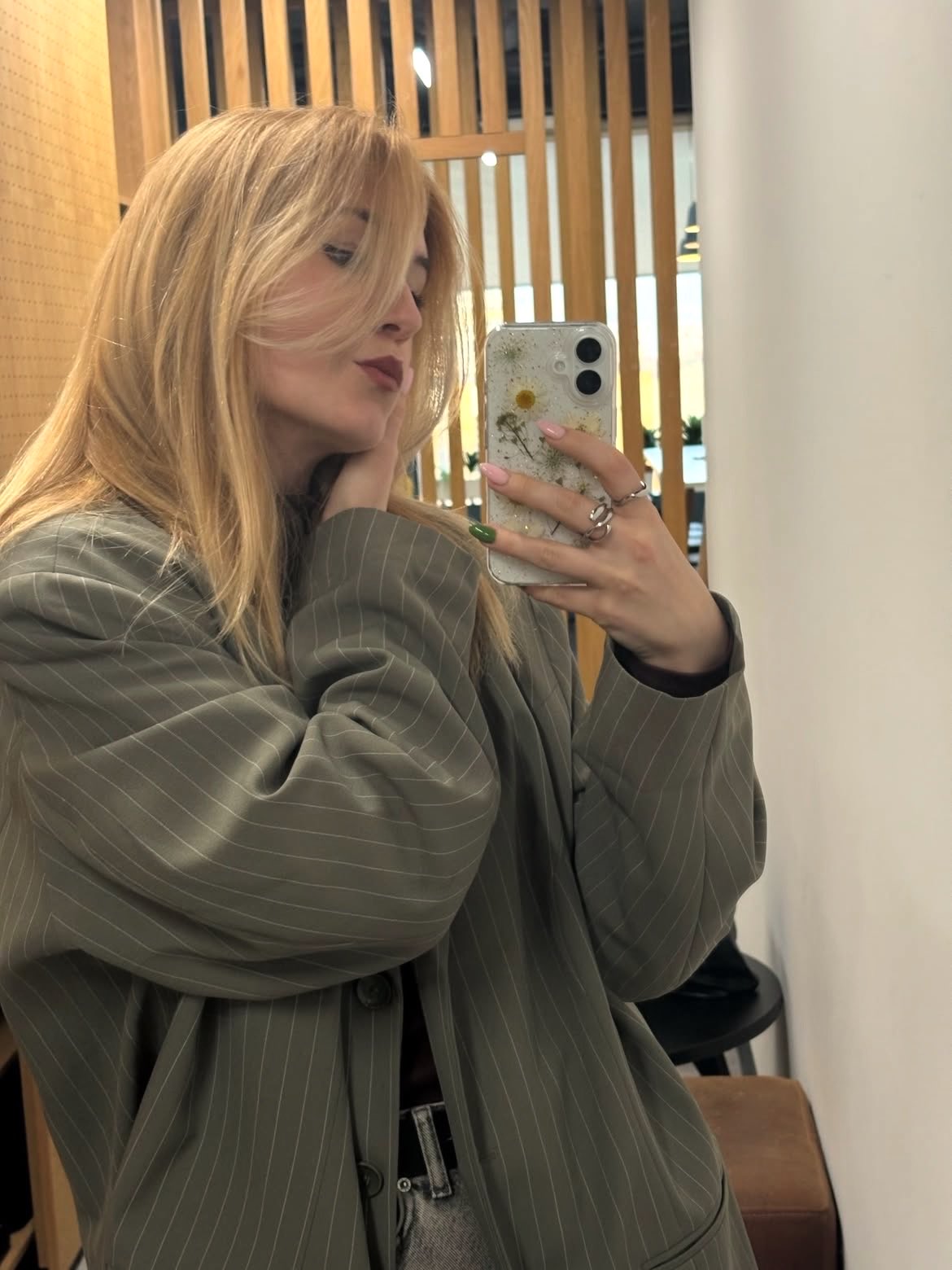 廓形西装金发美女时尚插画 / Fashion Illustration Oversized Blazer Mirror Selfie Anime Style，角色设计，人像、时尚、插画，案例输出图 1
