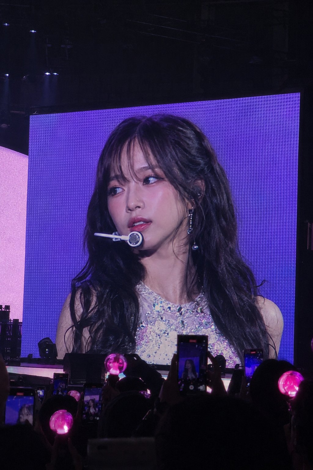 韩国偶像演唱会大屏幕转播效果 / K Pop Concert Jumbotron Live Feed，UI 与社交媒体截图，人像、UI、截图，案例输出图 1