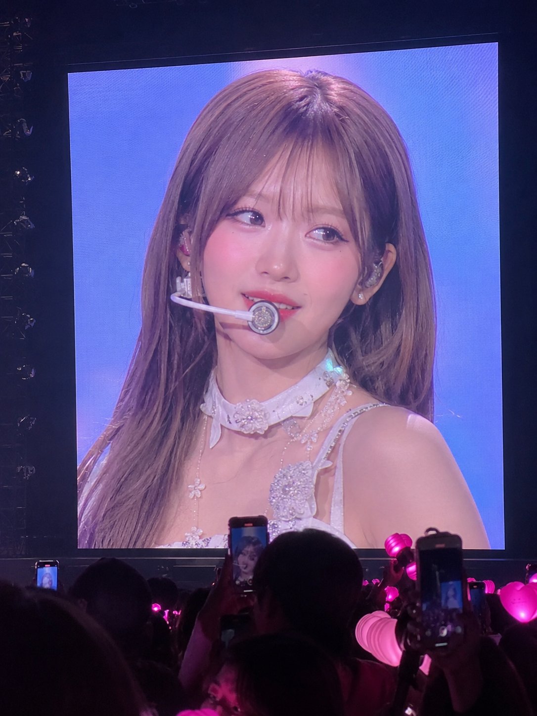 韩国偶像演唱会大屏幕转播效果 / K Pop Concert Jumbotron Live Feed，UI 与社交媒体截图，人像、UI、截图，案例输出图 2