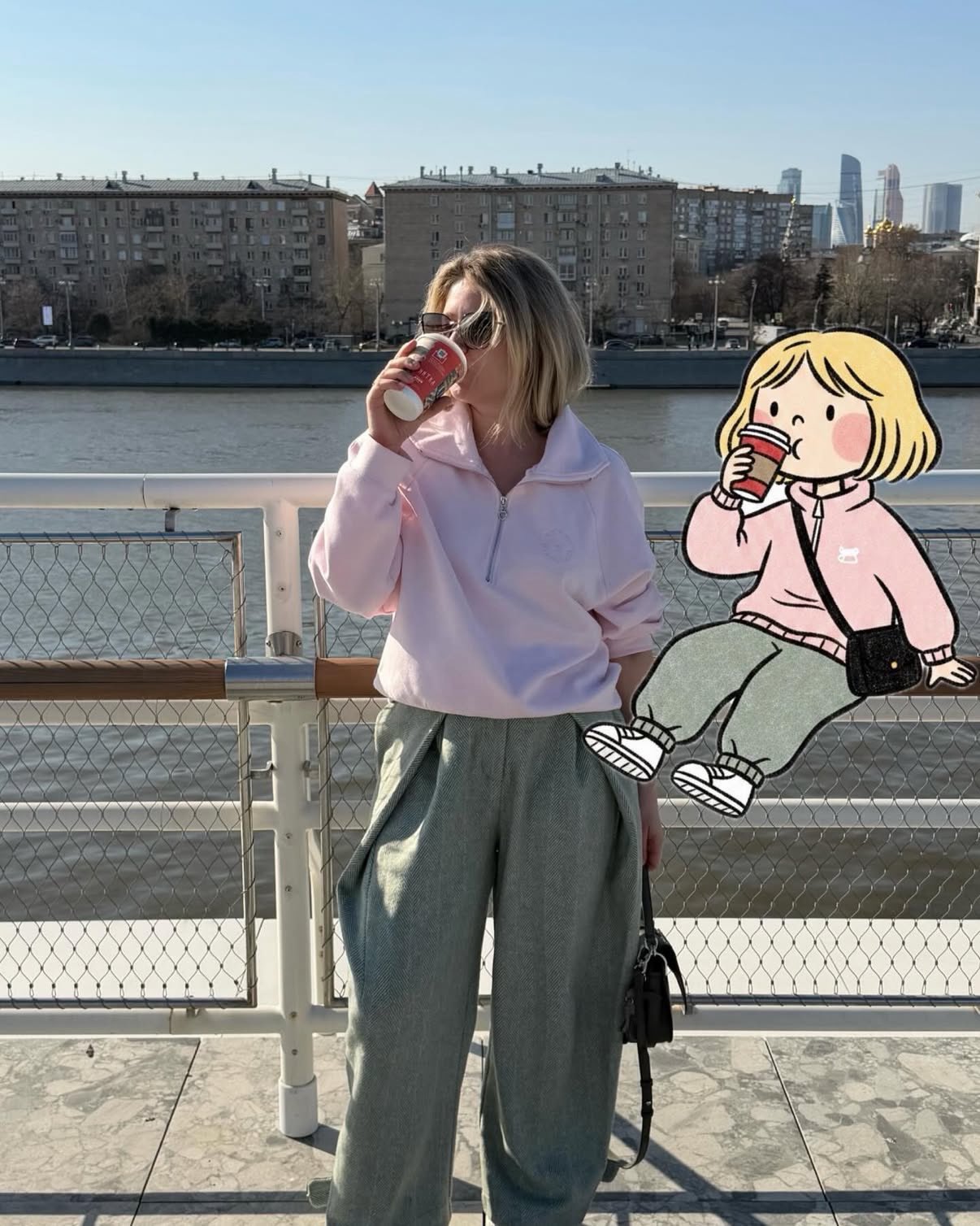 江边粉色卫衣女子与卡通少女插画融合 / Street Photography Woman Cartoon Illustration Pink Sweatshirt,角色设计,35mm、电影感、时尚,案例输出图 1