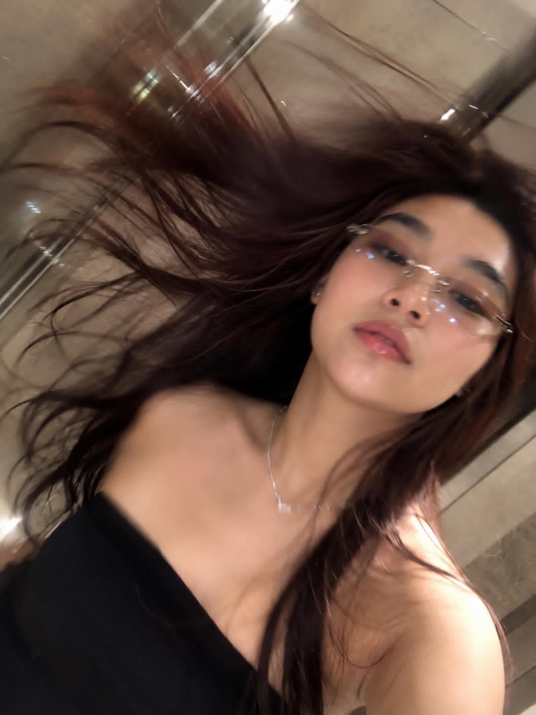 豪华大理石浴室闪光灯镜前自拍红发少女 / Luxury Marble Bathroom Flash Mirror Selfie Redhead，角色设计，人像、电影感、时尚，案例输出图 2