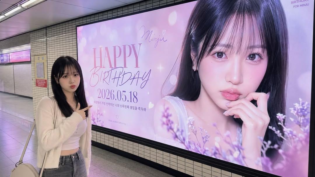 首尔地铁站粉丝应援广告合影 / Seoul Subway Fan Billboard Portrait,人像与摄影,35mm、人像、电影感,案例输出图 1