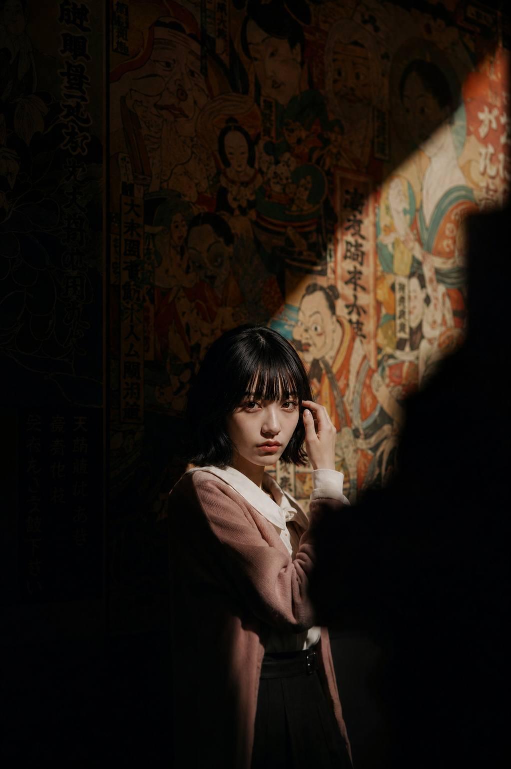暗室复古女性电影感肖像摄影 / Cinematic Portrait Woman Dark Exhibition Room Spotlight，角色设计，35mm、霓虹、人像，案例输出图 1