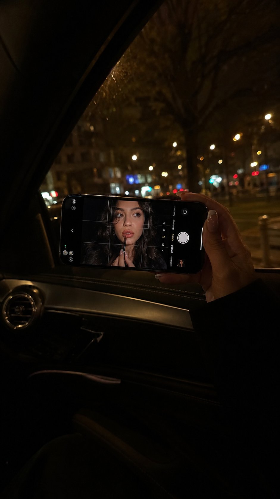夜间车内拍摄的照片 / The Photo Is Taken Inside A Car，模型对比与社区，电影感、UI、城市视觉，案例输出图 1