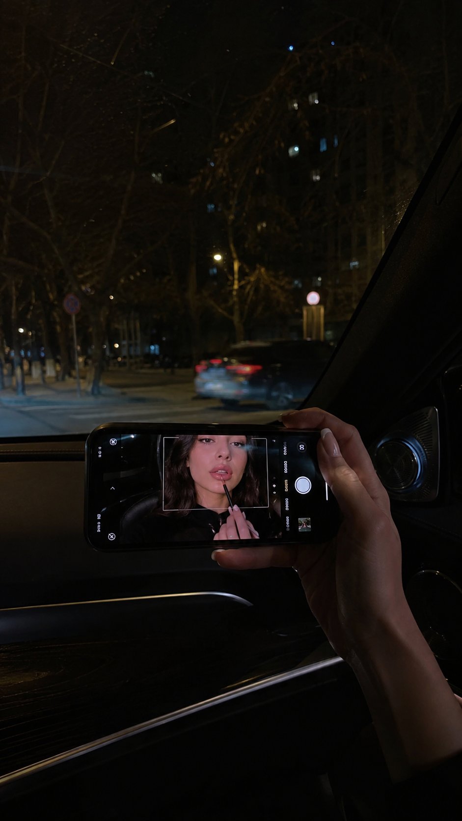 夜间车内拍摄的照片 / The Photo Is Taken Inside A Car，模型对比与社区，电影感、UI、城市视觉，案例输出图 2