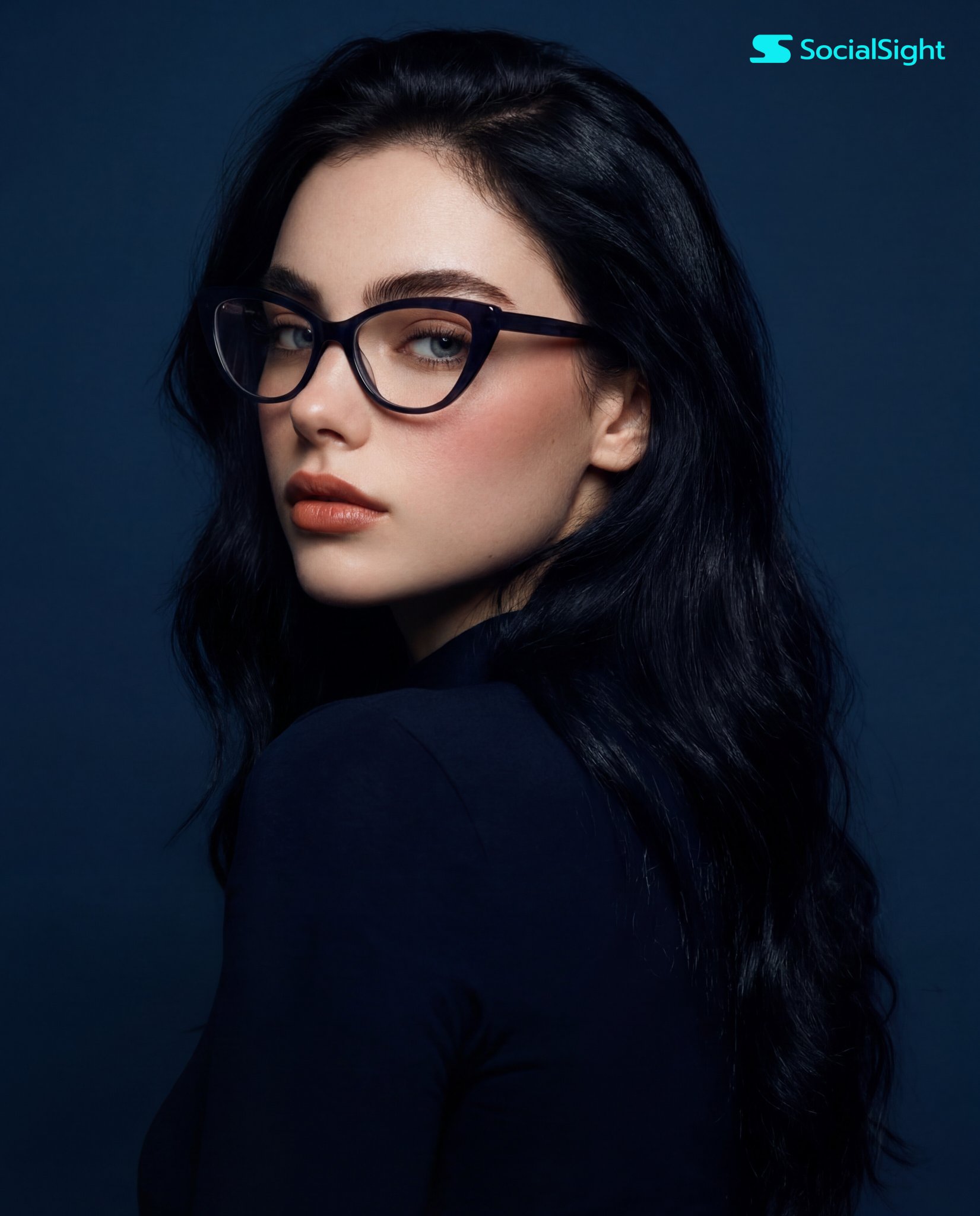 蓝底侧身自信回眸眼镜少女摄影 / Young Woman Cat Eye Glasses Studio Portrait,人像与摄影,人像、人像与摄影,案例输出图 1