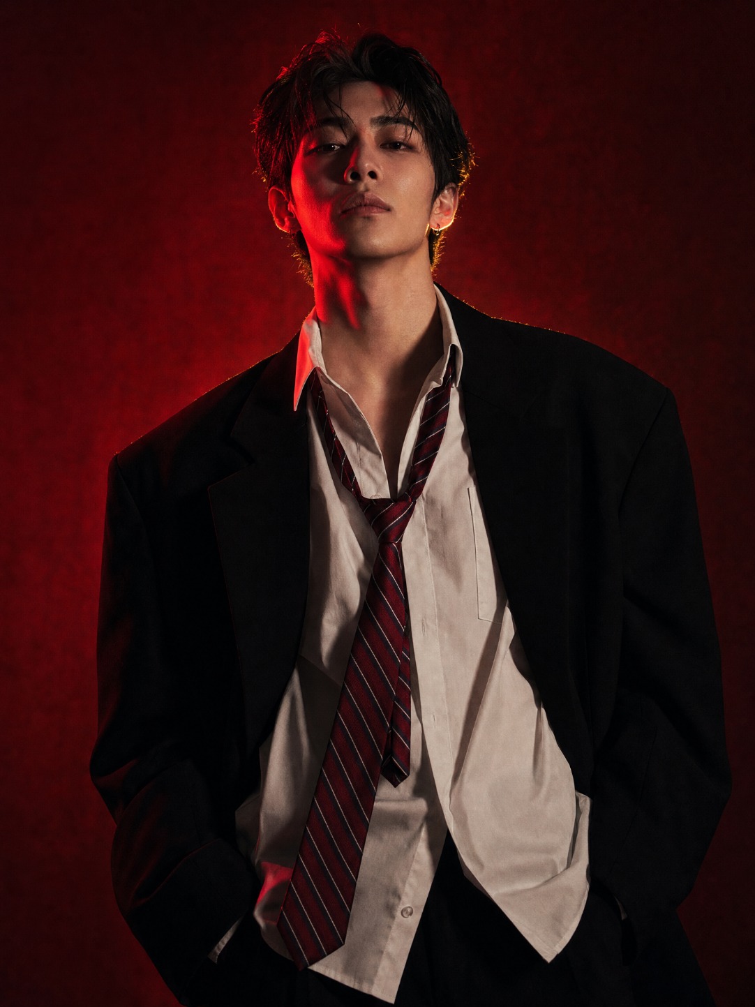 东亚青年深红影调时尚肖像 / Young East Asian Fashion Red Lighting Studio Portrait,人像与摄影,35mm、人像、电影感,案例输出图 1